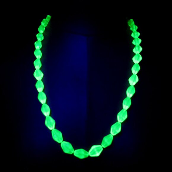 Uranium glass bead necklace - Picture 1 of 11